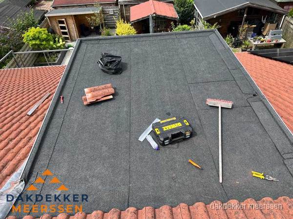 Nieuw plat dak met bitumen dakbedekking in Meerssen Nieuw plat dak met bitumen dakbedekking in Meerssen