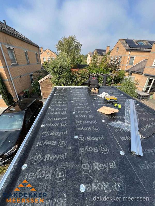 Nieuwe Royal bitumen dakbedekking op plat dak van aanbouw in Meerssen Nieuwe Royal bitumen dakbedekking op plat dak van aanbouw in Meerssen