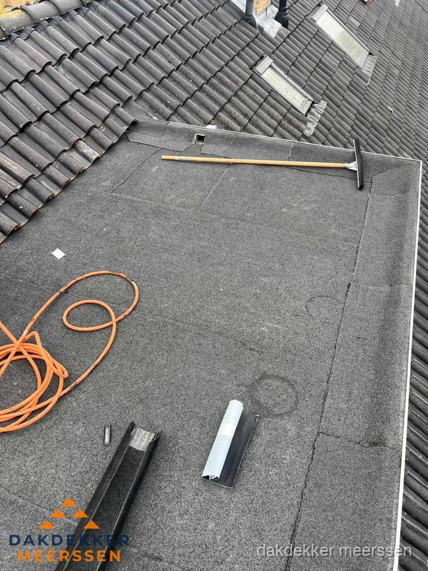 Plat dak reparatie met gereedschap en loodstroken in Meerssen Plat dak reparatie met gereedschap en loodstroken in Meerssen