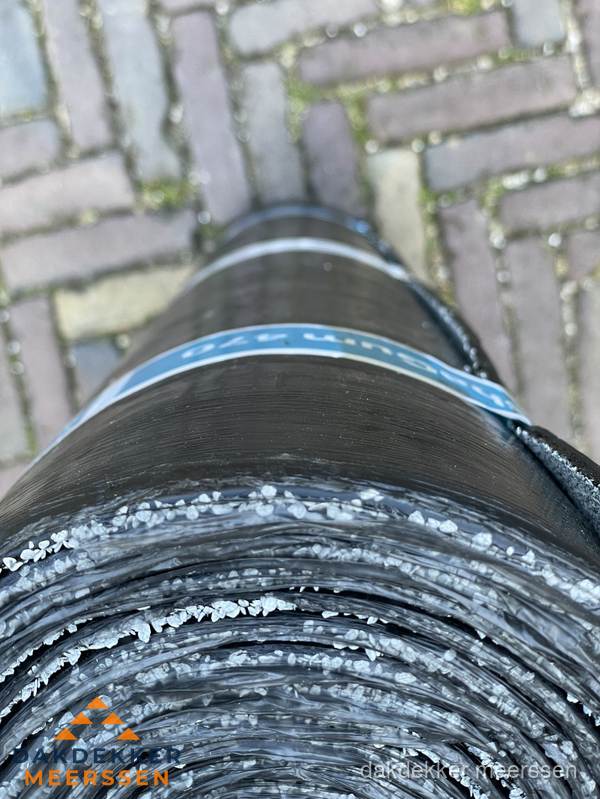Rol bitumen dakleer met leislag voor plat dak in Meerssen Rol bitumen dakleer met leislag voor plat dak in Meerssen