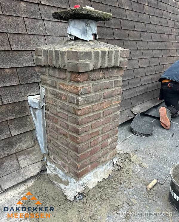 Schoorsteen reparatie met lood en voegwerk op leien dak in Meerssen Schoorsteen reparatie met lood en voegwerk op leien dak in Meerssen