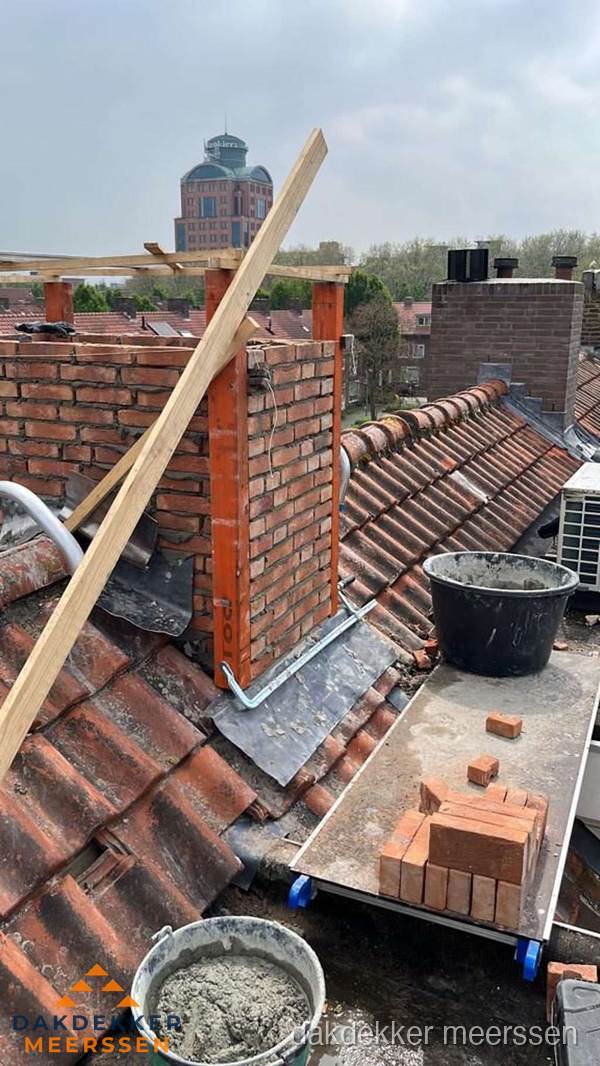 Schoorsteen renovatie met metselwerk op schuin dak in Meerssen Schoorsteen renovatie met metselwerk op schuin dak in Meerssen