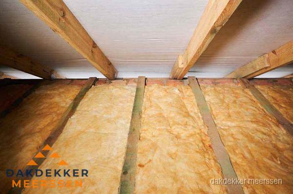 Dakisolatie met glaswol tussen dakspanten in Meerssen Dakisolatie met glaswol tussen dakspanten in Meerssen