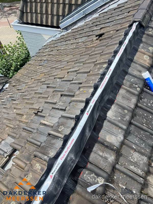 Nokvorst renovatie met Koramic nokrol op schuin pannendak in Meerssen Nokvorst renovatie met Koramic nokrol op schuin pannendak in Meerssen