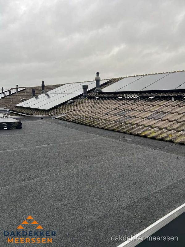 Bitumen dakbedekking op plat dak met aansluitend pannendak en zonnepanelen in Meerssen Bitumen dakbedekking op plat dak met aansluitend pannendak en zonnepanelen in Meerssen