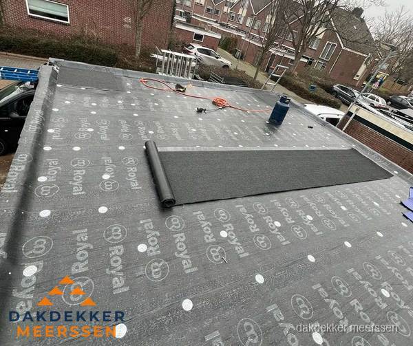 Dakrenovatie plat dak met bitumen dakbedekking in Meerssen Dakrenovatie plat dak met bitumen dakbedekking in Meerssen