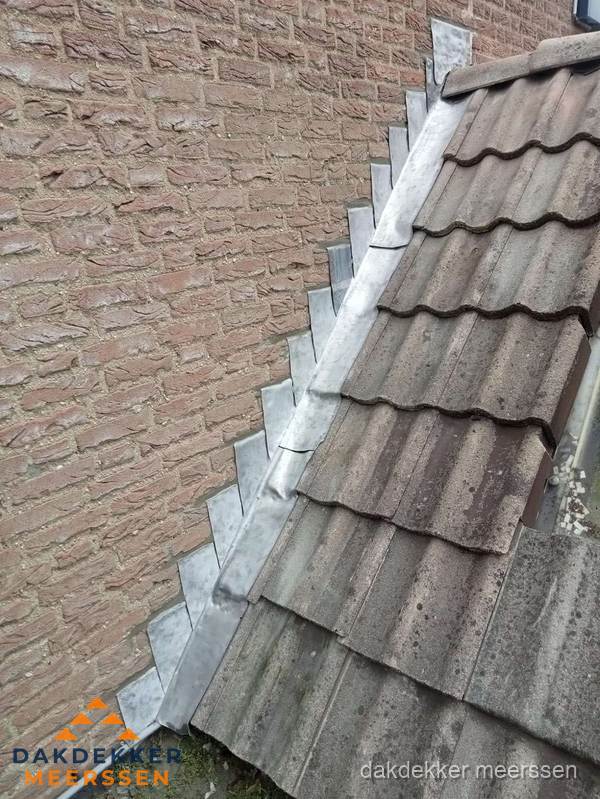 Loodslabben langs dakaansluiting bij bakstenen muur in Meerssen Loodslabben langs dakaansluiting bij bakstenen muur in Meerssen
