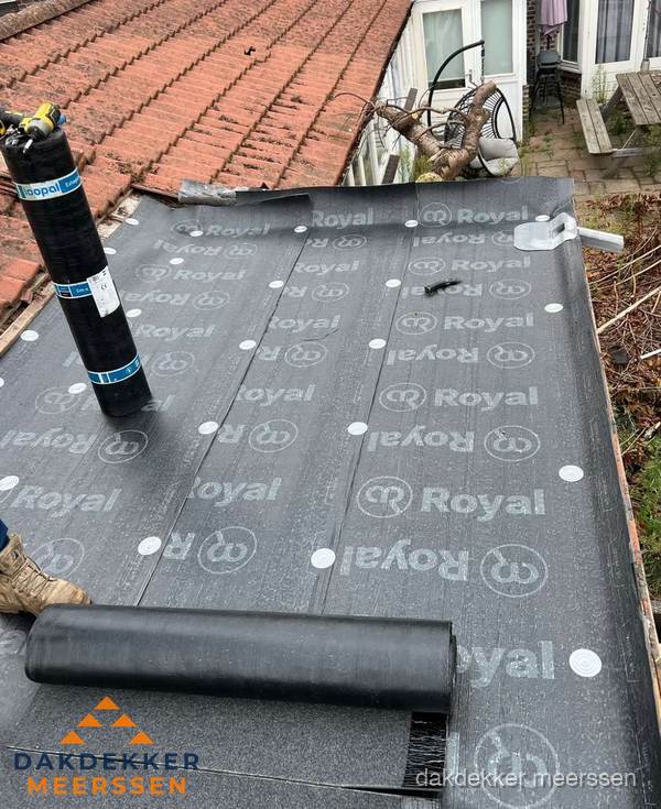 Bitumen dakbedekking leggen op plat dak aanbouw in Meerssen Bitumen dakbedekking leggen op plat dak aanbouw in Meerssen