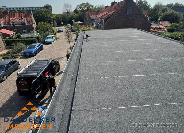 Nieuw bitumen plat dak met uitzicht over woonwijk in Meerssen