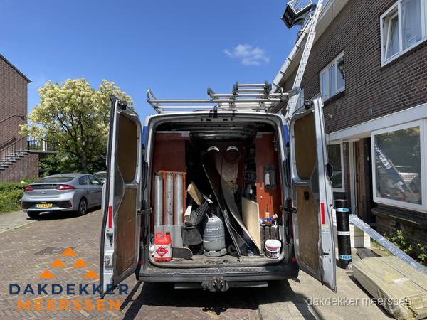 Spoed dakdekker bus met gereedschap en ladder bij woning in Meerssen Spoed dakdekker bus met gereedschap en ladder bij woning in Meerssen