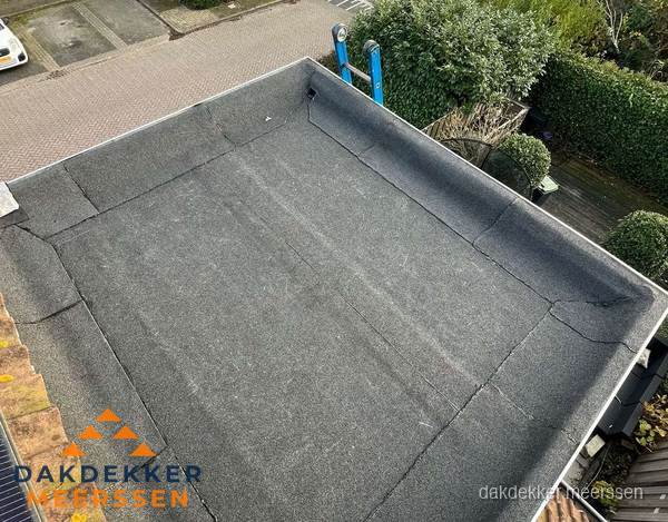 Gerenoveerd plat dak met nieuwe bitumen dakbedekking in Meerssen Gerenoveerd plat dak met nieuwe bitumen dakbedekking in Meerssen