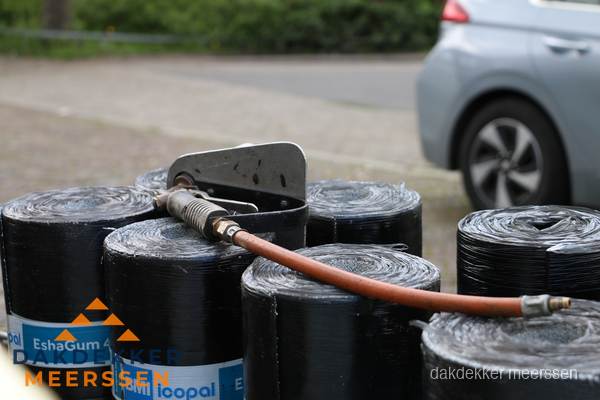 Rollen bitumen dakbedekking EshaGum klaar voor installatie in Meerssen Rollen bitumen dakbedekking EshaGum klaar voor installatie in Meerssen