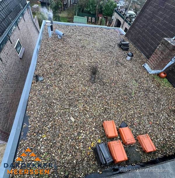 Plat dak met grindballast en dakdoorvoeren in Meerssen Plat dak met grindballast en dakdoorvoeren in Meerssen