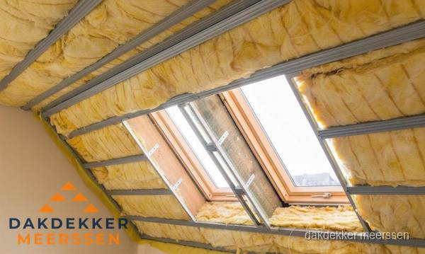 Schuin dak isoleren met glaswol bij dakraam in Meerssen Schuin dak isoleren met glaswol bij dakraam in Meerssen