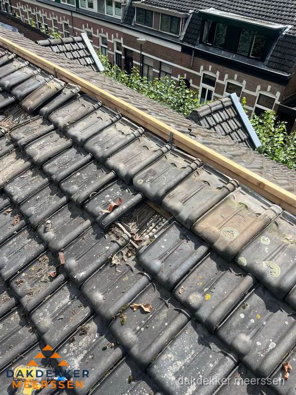Dakonderhoud aan schuin pannendak met nokvernieuwing in Meerssen Dakonderhoud aan schuin pannendak met nokvernieuwing in Meerssen
