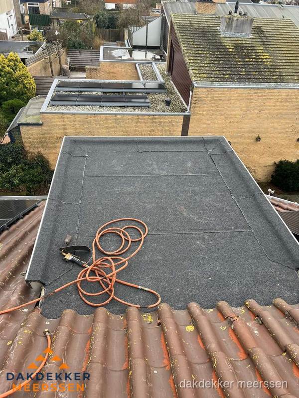 Reparatie aansluiting plat dak en schuin dak in Meerssen Reparatie aansluiting plat dak en schuin dak in Meerssen