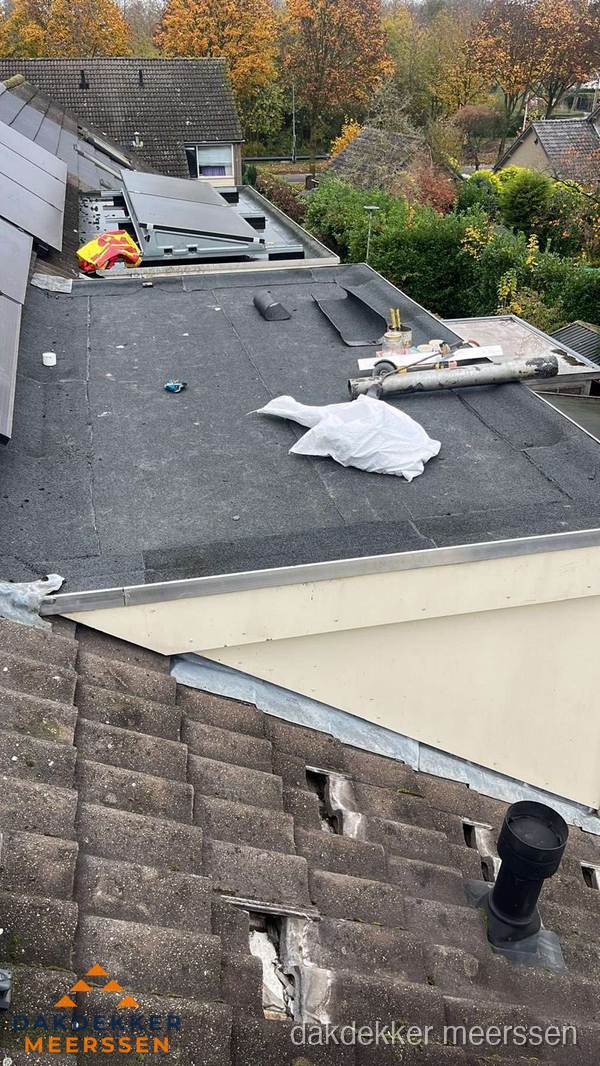 Beschadigde dakbedekking op plat dak voor reparatie in Meerssen Beschadigde dakbedekking op plat dak voor reparatie in Meerssen