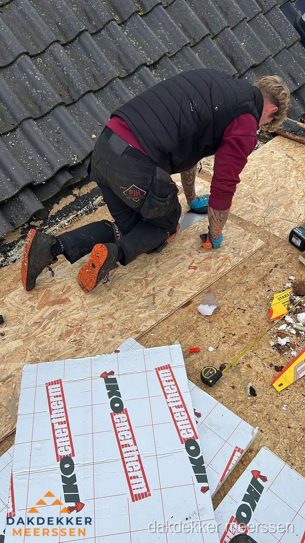 Dakdekker plaatst PIR-isolatieplaten op plat dak in Meerssen Dakdekker plaatst PIR-isolatieplaten op plat dak in Meerssen