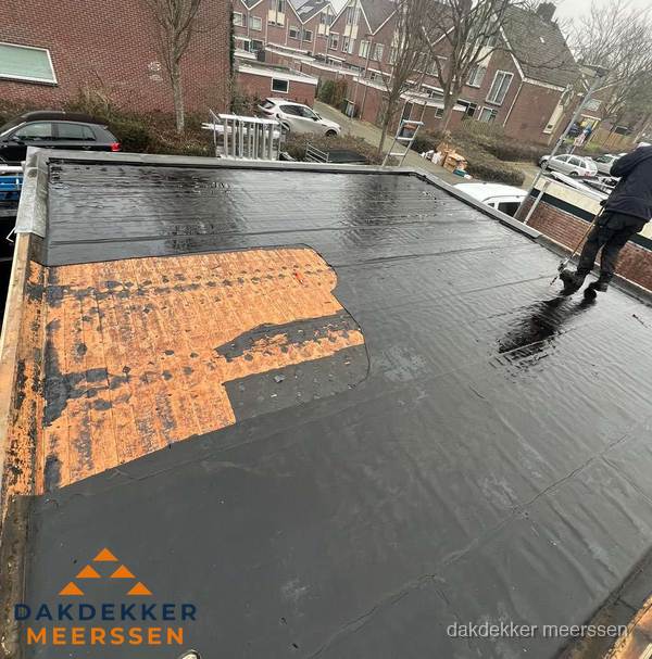 Dakdekker brengt EPDM dakbedekking aan op plat dak in Meerssen Dakdekker brengt EPDM dakbedekking aan op plat dak in Meerssen