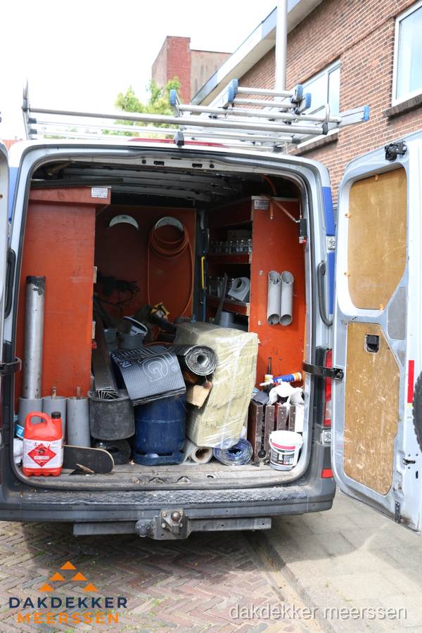 Bedrijfsbus van dakdekker met gereedschap en materialen in Meerssen Bedrijfsbus van dakdekker met gereedschap en materialen in Meerssen
