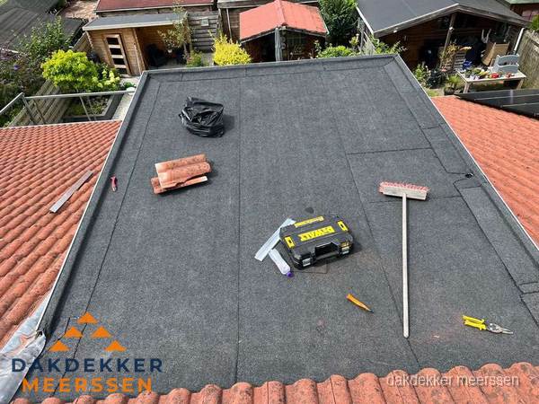 Gereedschap op nieuw plat dak na renovatie in Meerssen Gereedschap op nieuw plat dak na renovatie in Meerssen
