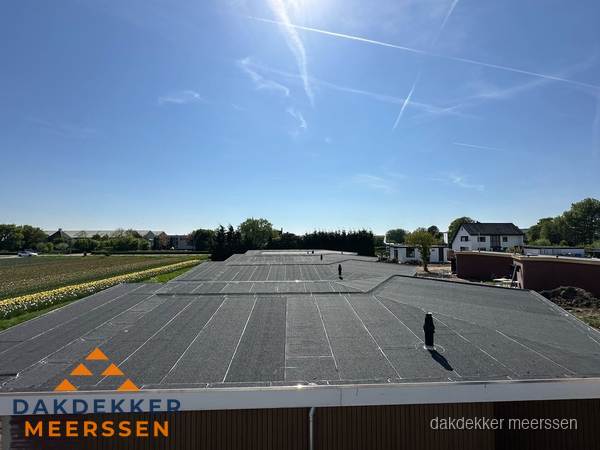 Groot plat dak met bitumen dakbedekking op bedrijfspand in Meerssen Groot plat dak met bitumen dakbedekking op bedrijfspand in Meerssen